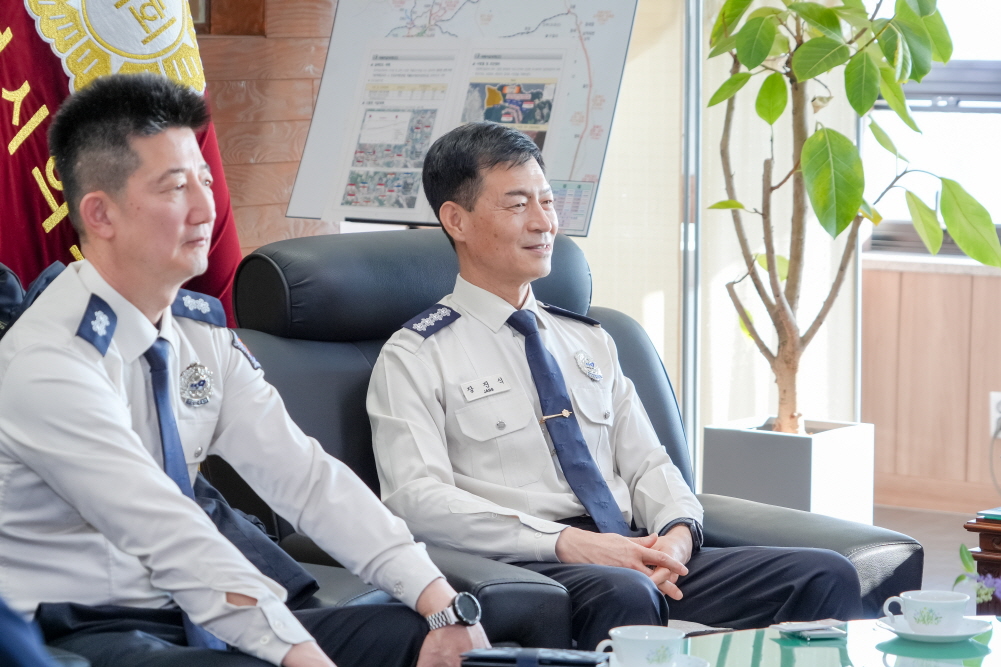 '신임 안성소방서장 의회 방문' 게시글의 사진(9)