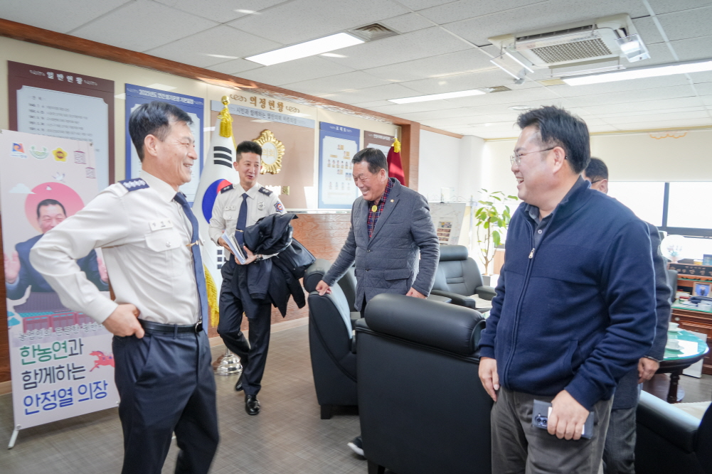 '신임 안성소방서장 의회 방문' 게시글의 사진(14)