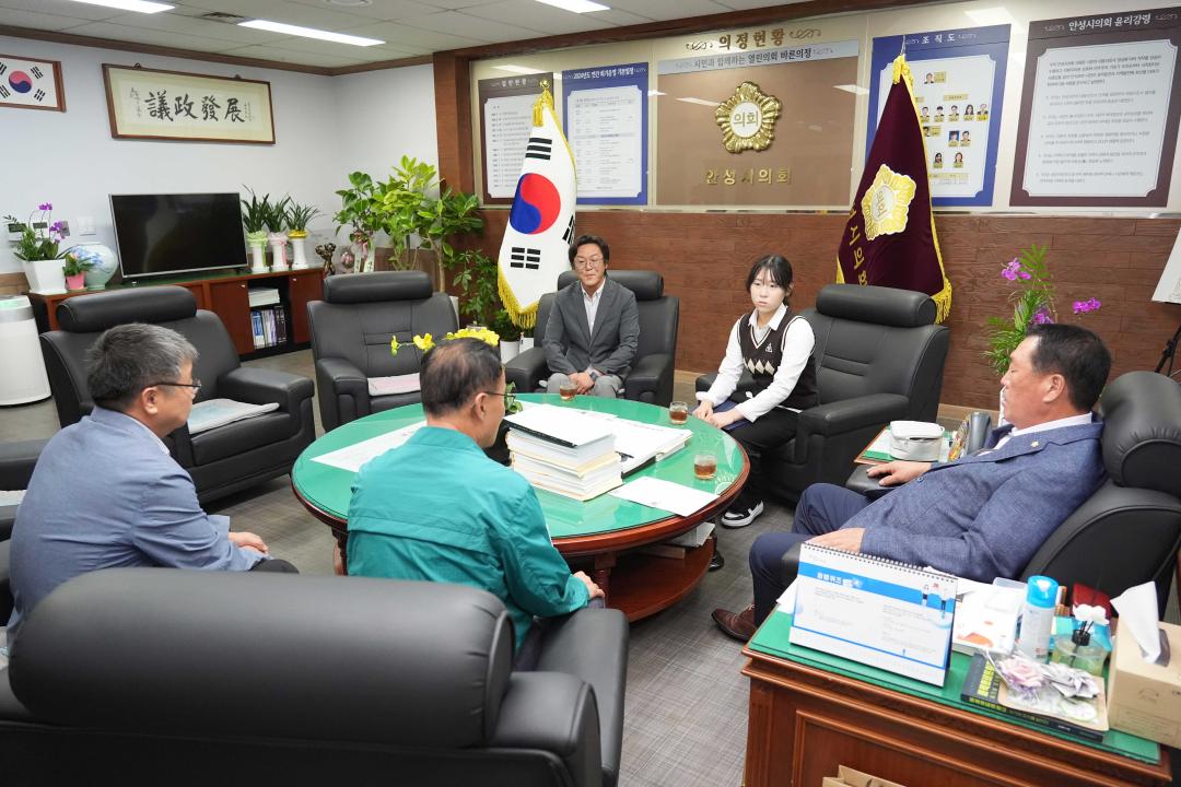 '김효성 한국고등학교 검도상비군 안성시의회 방문' 게시글의 사진(11) '김효성 한국고등학교 검도상비군 안성시의회 방문' 게시글의 사진(11)