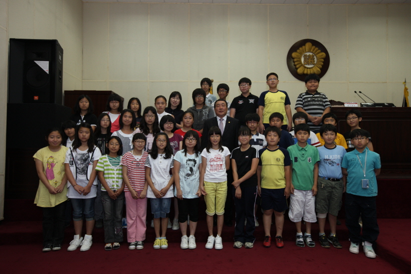 '안성1동 안성초등학교 안성시의회 견학' 게시글의 사진(1)