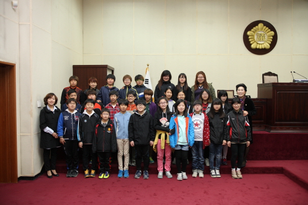 '내혜홀초등학교 6학년 학생 안성시의회 방문 ' 게시글의 사진(3)