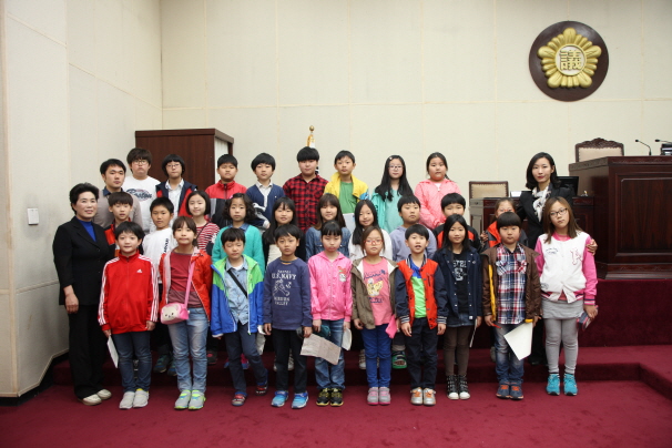 '내혜홀초등학교 4학년 학생 안성시의회 방문 ' 게시글의 사진(2)