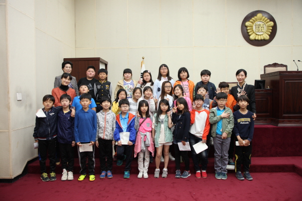 '내혜홀초등학교 4학년 학생 안성시의회 방문 ' 게시글의 사진(3)