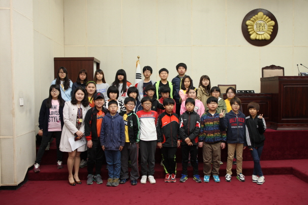 '내혜홀초등학교 6학년 학생 안성시의회 방문 ' 게시글의 사진(4)