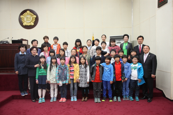 안성초등학교 4학년 학생 안성시의회 방문 