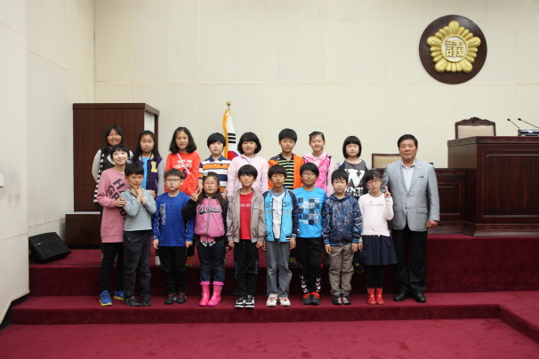 '백성초등학교 4학년 학생 안성시의회 방문' 게시글의 사진(2)