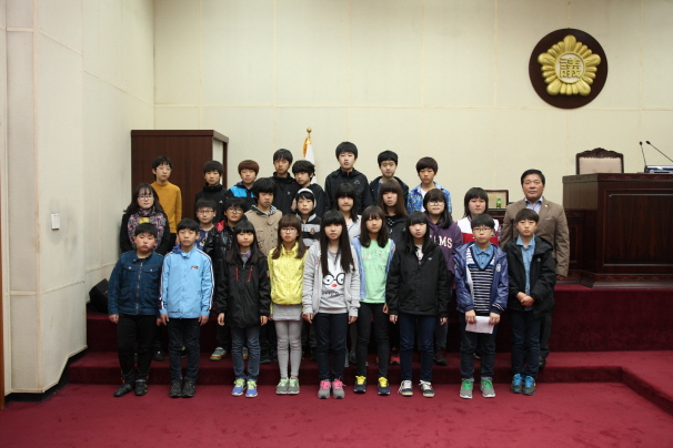 '내혜홀초등학교 6학년 학생 안성시의회 방문 ' 게시글의 사진(2)