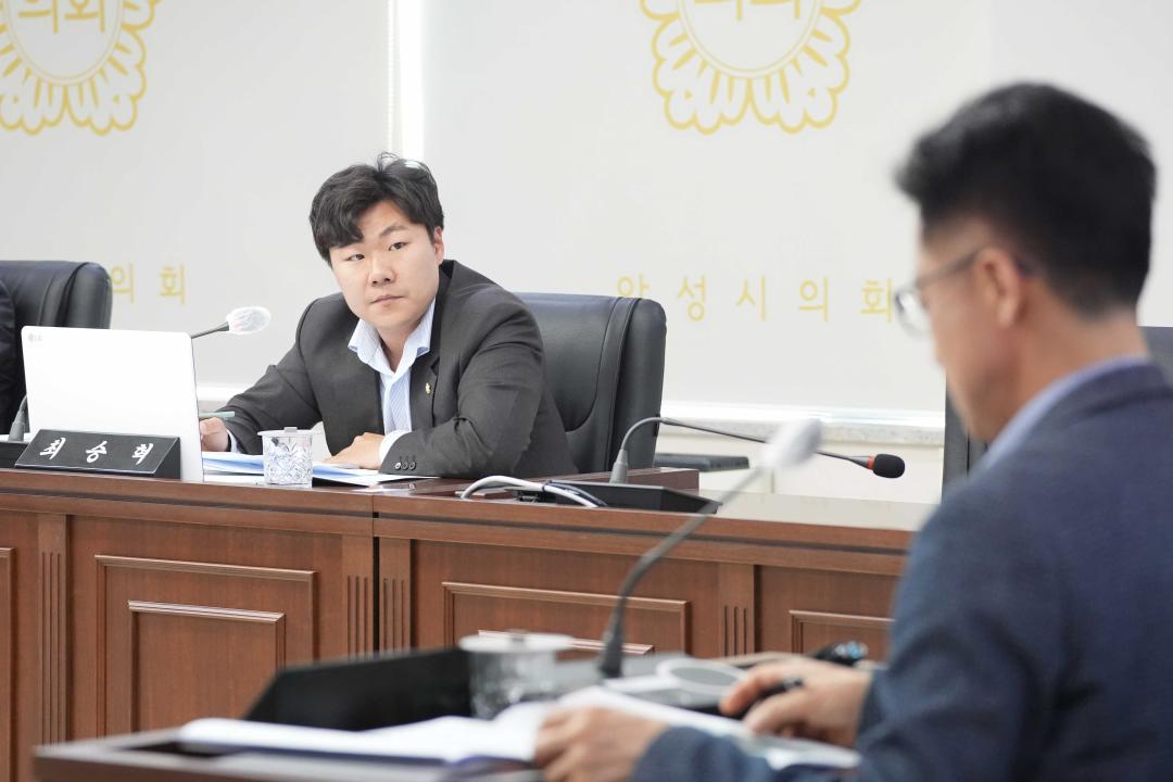 '제223회 안성시의회 임시회 제1차 조례등심사특별위원회' 게시글의 사진(25) '제223회 안성시의회 임시회 제1차 조례등심사특별위원회' 게시글의 사진(25)