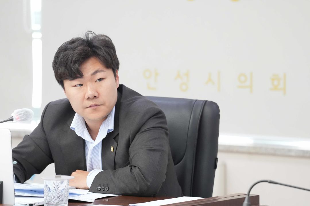 '제223회 안성시의회 임시회 제1차 조례등심사특별위원회' 게시글의 사진(26) '제223회 안성시의회 임시회 제1차 조례등심사특별위원회' 게시글의 사진(26)
