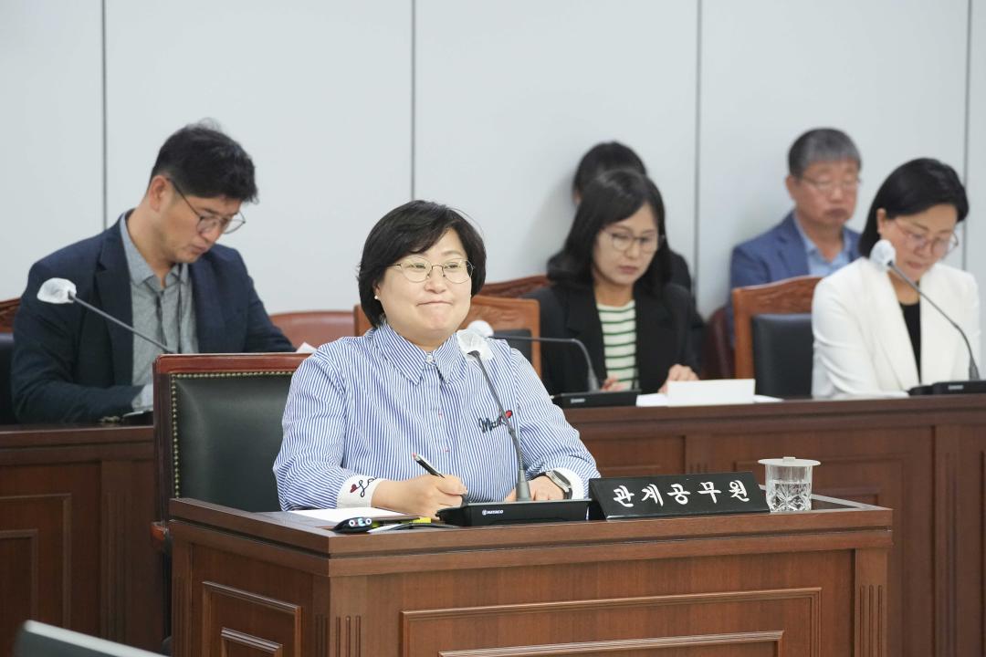 '제223회 안성시의회 임시회 제1차 조례등심사특별위원회' 게시글의 사진(19) '제223회 안성시의회 임시회 제1차 조례등심사특별위원회' 게시글의 사진(19)